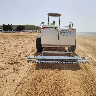 Pulizzatore di spiaggia a trattore da 60 CV per la pulizia della sabbia e del suolo Efficienza di lavoro 20000-30000 m'/h